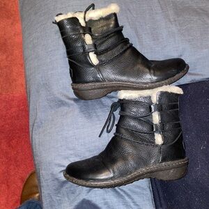UGG Caspia Black Leather Lace up Ankle Boots size 7 38 euro.